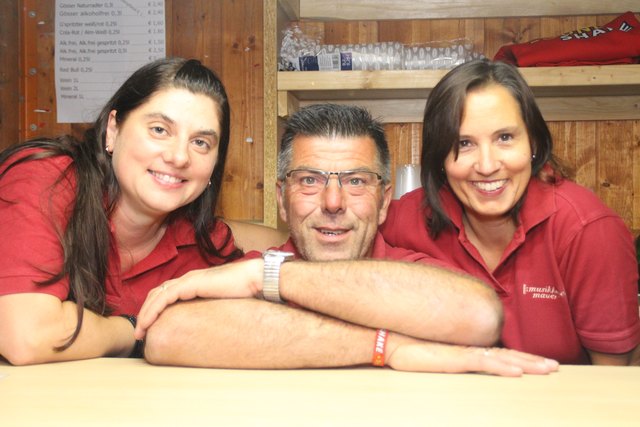 Verpflegten die Gäste an der Outdoor-Bar: Angelika Bracher, Karl Schwarzl und Eva Schellenbacher | Foto: musikkapelle-mauer.at