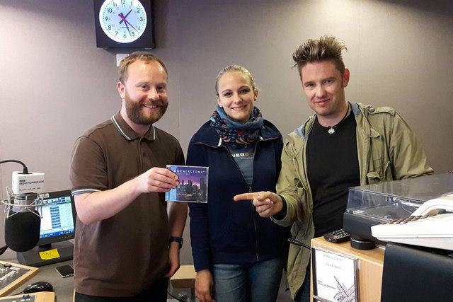 Im BBC-Studio mit Moderator James Hogarth (links): Alina Peter und Michael Wachelhofer präsentieren das neue Album "Reflections".