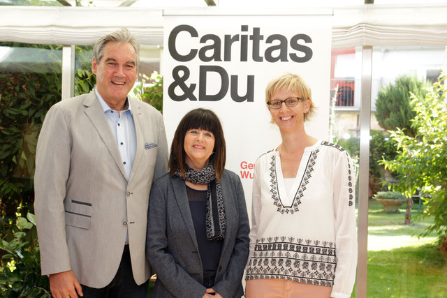 Georg Schärmer (Caritasdirektor) mit Christl Falkner (Angehörige) und Mag.a Petra Jenewein (Leitung Caritas Demenz-Servicezentrum) beim Pressegespräch.