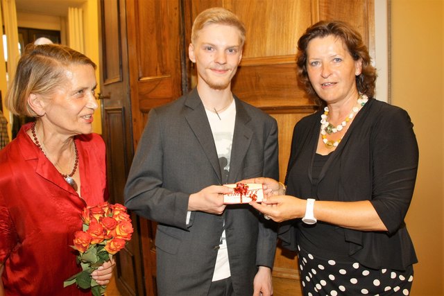 LR Ursula Lackner (rechts) mit Kuratorin Edith Risse präsentiert in ihrem Büro Bilder des jungen Künstlers Philo Jöbstl.