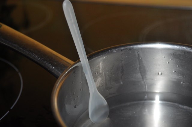 Der Plastiklöffel begann, nachdem das Wasser verkocht war, zu schmelzen