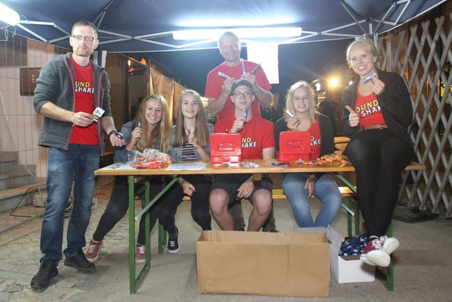 Begrüßten die Besucher im Empfangskomite beim Einlass: Martin Bracher, Athena Hahn, Lena Haberl, Herbert Stockinger, Ulrich Galander, Michelle Weinauer und Vanessa Schwarz | Foto: musikkapelle-mauer.at