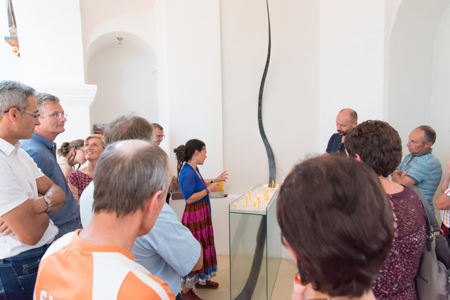 Claudia Czimek erklärt den von ihr angefertigten Opferkerzenständer. | Foto: Foto: Josef Jungwirth