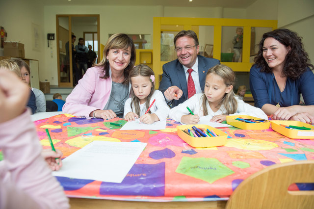 Im Kindergarten: LR Beate Palfrader, LH Günther Platter, LH-Stv. Ingrid Felipe (v. li.). | Foto: Land Tirol/Berger