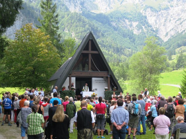 Messe bei der Bergwachtkapelle im Kaiserbachtal.