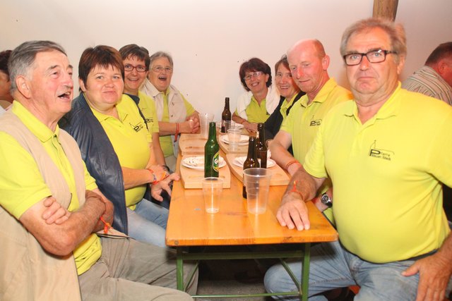 Die PfarrgemeinderätInnen aus Mauer ließen sich die leckeren Kartoffelspiralen und das köstliche „SoundShake-Laberl“ schmecken: Raimund Wagner, Christina Hiesberger, Margit Feiertag, Erna Wagner, Renate Zöchbauer, Mag. Raphaela Bichler, Franz Fellner und Karl Zöchbauer. | Foto: musikkapelle-mauer.at