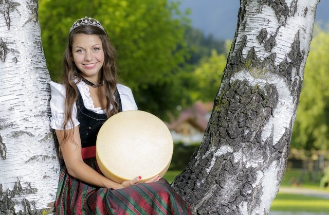 (c) 2016 - Kulinarik, Kötschach-Mauthen, Käsefest 2016, Werbeshooting. - Bild zeigt: Käsekönigin Michaela Unterweger