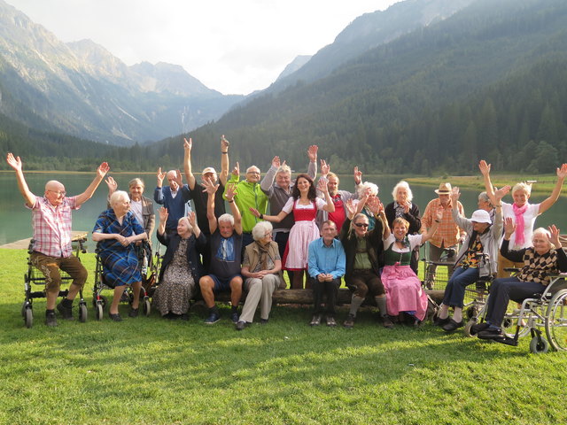 19 Bewohner des  Seniorenheims Werfen genossen den Spaziergang am Jägersee. | Foto: Hilfswerk Salzburg