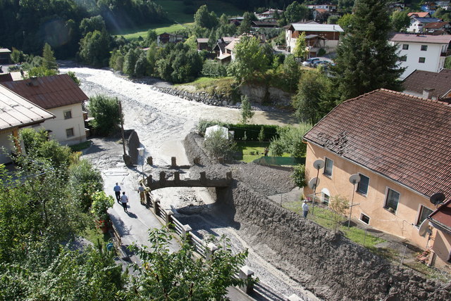 Die Lattenbachmure hat eine Brücke sowie angrenzende Häuser beschädigt.