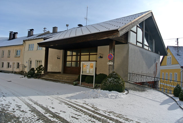 Der Kirchenplatz im Winter 2014. Rechts ist die Aufbahrungshalle.