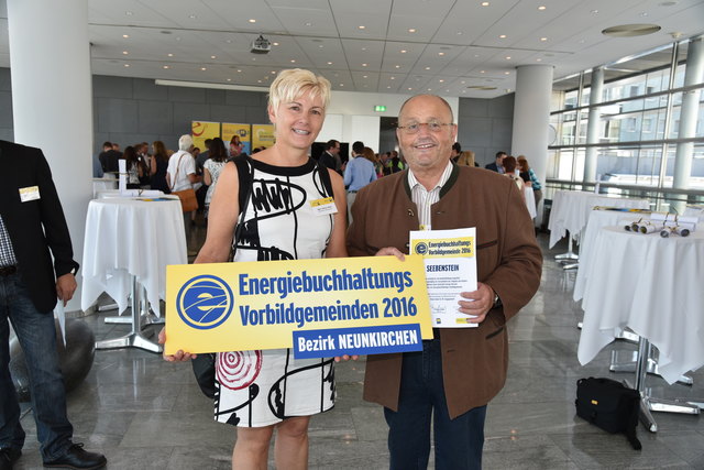 Bürgermeisterin Marion Wedl, Energiebeauftragter GGR Norbert Malainer.
