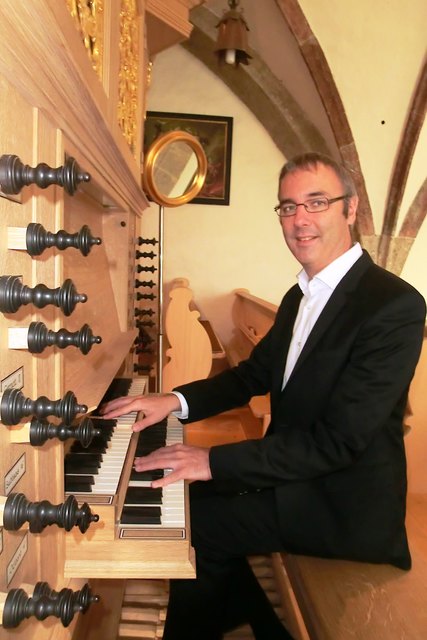 Markus Stepanek an der Kögler-Orgel in Scheffau