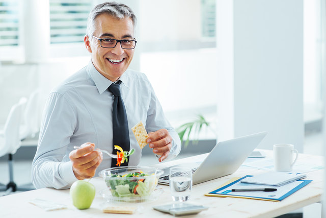 Eine gesunde Mahlzeit im Büro ist erst der Anfang der betrieblichen Gesundheitsförderung: Diese ist ein Prozess, der bis tief in die Unternehmensstrukturen reicht. | Foto: stockasso/panthermedia