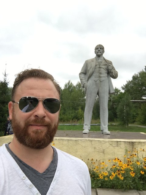Christian Obermayr vor einer Lenin-Statue in Tschernobyl | Foto: Christian Obermayr - EINFACHWERBEN