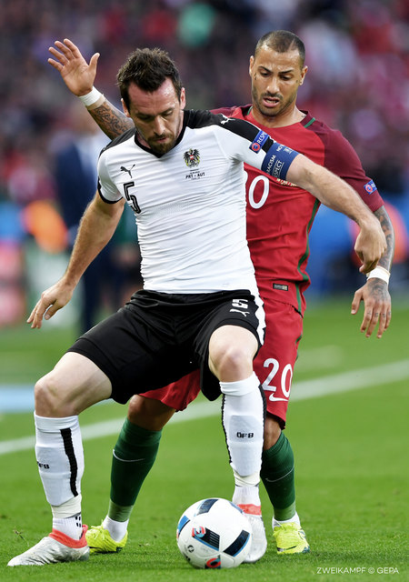 Christian Fuchs im Zweikampf mit Ricardo Quaresma (POR), auch hier begleiteten ihn seine Zweikampf-Schützer bereits. | Foto: GEPA/Zweikampf/ Forian Ertl