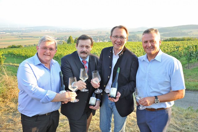 Ludwig Neumayer, Mag. Werner Gruber, Bürgermeister Mag. Matthias Stadler und Landesfeuerwehrkommandant Dietmar Fahrafellner kosten im Weingarten Weine aus dem vielfach prämierten Weingut. | Foto: Josef Vorlaufer