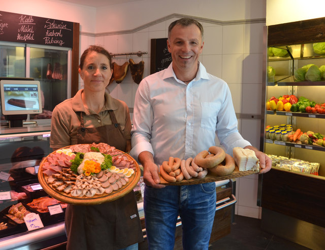 Fleischermeister Willi Gerbl und seine Mitarbeiterin Marianne Kinast freuen sich über zahlreiche Medaillen für ihre Produkte.