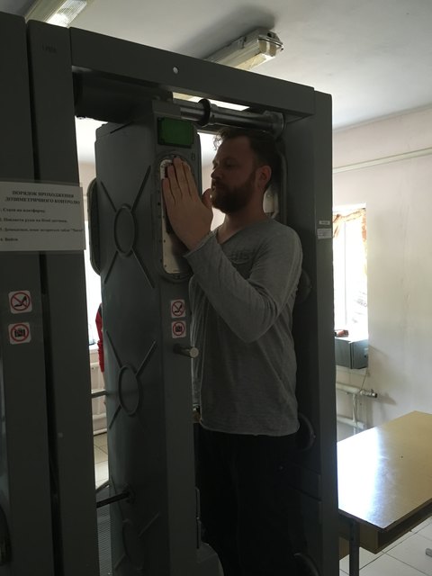 Strahlencheck beim Verlassen der Sperrzone. Wer zu viel strahlt, muss dekontaminiert werden. | Foto: Christian Obermayr - EINFACHWERBEN