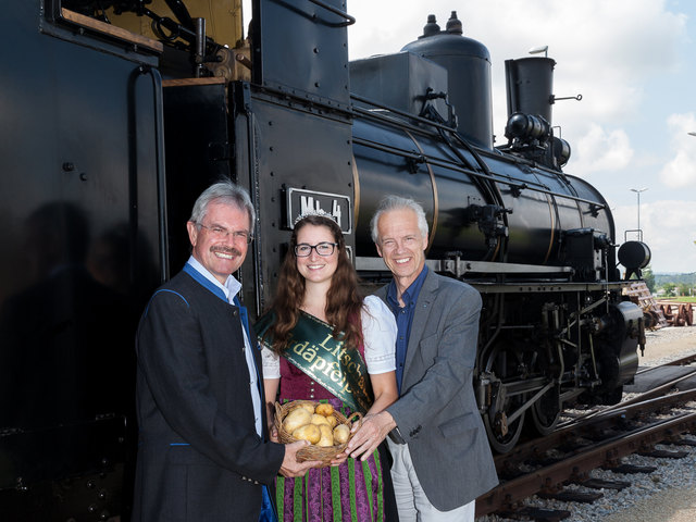Verkehrslandesrat Karl Wilfing und NÖVOG Geschäftsführer Gerhard Stindl gemeinsam mit der Litschauer Erdäpfelprinzessin Marlene Gill, vor der frisch sanierten Dampflokomotive Mh.4.