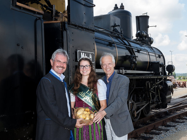 Verkehrslandesrat Karl Wilfing und NÖVOG Geschäftsführer Gerhard Stindl gemeinsam mit der Litschauer Erdäpfelprinzessin Marlene Gill, vor der frisch sanierten Dampflokomotive Mh.4. | Foto: NÖVOG/ Citronenrot