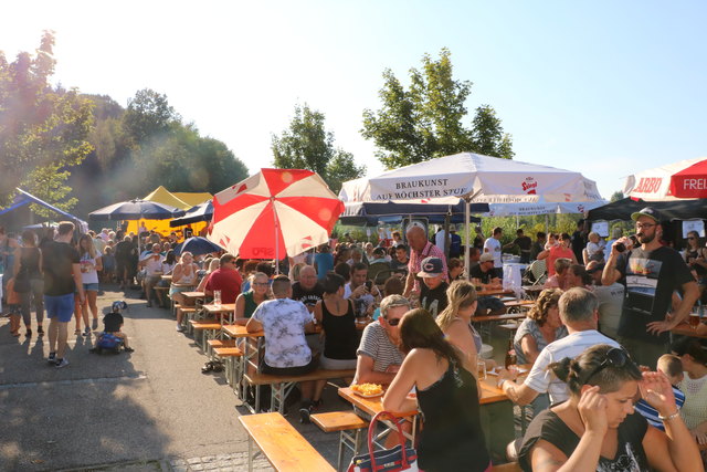 Rund 600 Besucher waren von „Lenzing is(s)t bunt“- Mini-Street-Food-Festival begeistert.