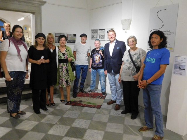 Machten sich Gedanken zu den Themen Flüchtlinge und Heimat: Martina Kudler, Barbara Ambrusch-Rapp, postWERK-Obfrau Dorothee Unkel, Inge Lasser, Arnold Kreuter, Hermine Reisinger, Bürgermeister Günther Albel, Christl Wiegele und Abdullah Rezai.