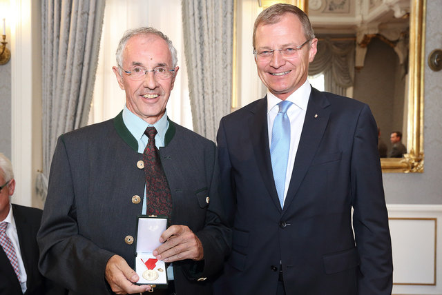 Johann Kamleitner mit Landesvize Thomas Stelzer | Foto: Ernst Grilnberger/Land OÖ