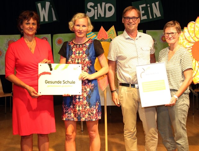 (V.l.:) Direktorin Lydia Kalcher, Inge Zelinka-Roitner von Styria Vitalis, Bürgermeister Erwin Eggenreich, Michaela Bauer, Referentin für Soziales und Gesundheit