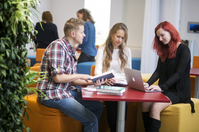 Dieses Semester werden im „Lucky Lab“ die Auswirkungen von Licht und unterschiedlichen Farben erforscht. | Foto: FH Burgenland