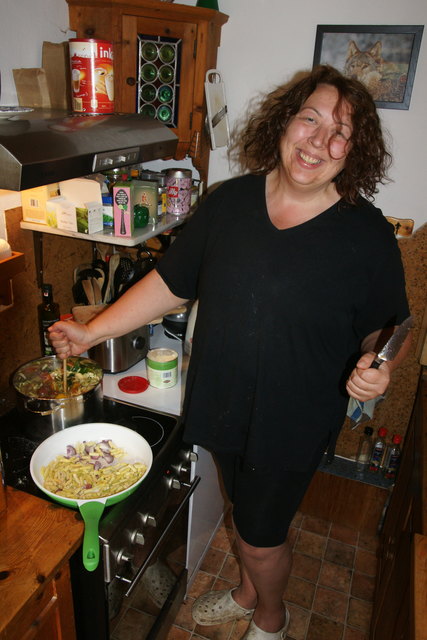 Martina Herget kocht Sugo für den Winter ein.