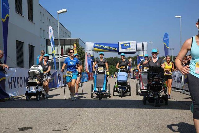 Regelmäßig treffen sich die "bewegten Mamis", die auch samt Kindern beim St. Pöltner Frauenlauf an den Start gingen. | Foto: privat