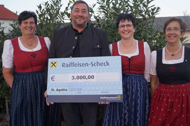 Goldhauben-Obfrau Veronika Augdopler, Vizebgm. Manfred Mühlböck, Barbara Mair, Obfrau-Stellv. Brigitte Andlinger. | Foto: Alois Ferihumer