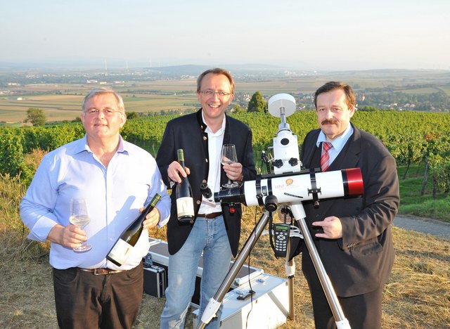 Mag. Werner Gruber ermöglichte den Mitgliedern der Weinjury einen Blick auf die Sonne mit einem speziellen Teleskop. Aufgrund der günstigen Witterung der letzten Wochen sind sich Ludwig Neumayer und Bürgermeister Mag. Matthias Stadler sicher, dass der Hauptstadtwein 2017 hervorragend werden wird. | Foto: Josef Vorlaufer