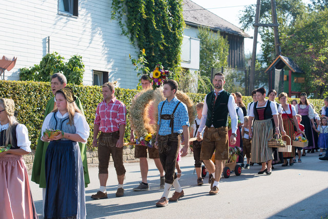 Vier Burschen aus Mollmannsreith tragen die Erntekrone beim Festzug in die Pfarrkirche.