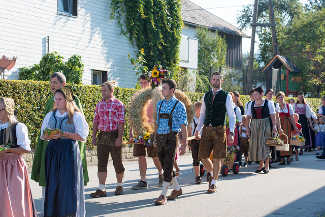 Vier Burschen aus Mollmannsreith tragen die Erntekrone beim Festzug in die Pfarrkirche. | Foto: Foto: Josef Jungwirth