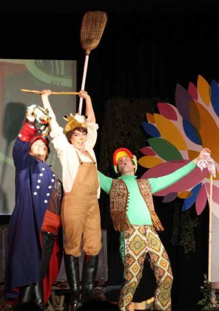 Findelkind Marie (Theresia Krügl), Student Tonio (Johanns Bamberger), Frau Oberst Knurr (Katia Ledoux) | Foto: Jopera