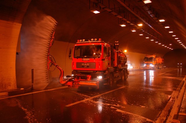 Tunnelwaschzug der Autobahnmeisterei St. Jakob im Einsatz im Oberland. | Foto: ASFINAG