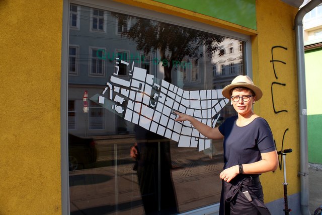 Amila Sirbegovic vor der ehemaligen "Fleischzeit" am Johann Nepomuk Vogl Markt: Hier ist für ein Monat der "KIOSK" eingerichtet