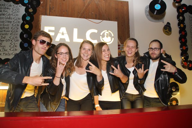 Mixten Bar-Getränke an der Hauptbar, die dem österreichischen Pop-Idol Falco gewidmet war: Andreas Wabro, Luisa Stiegler, Stefanie und Marie-Christin Stockinger, Timna Edtbrustner und Thomas Mitschitz | Foto: musikkapelle-mauer.at