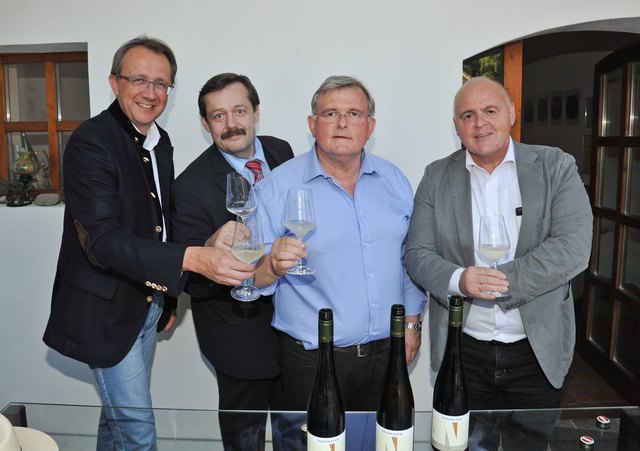Daheim im Weingut in Inzersdorf ob der Traisen: Bürgermeister Mag. Matthias Stadler, Mag. Werner Gruber, Ludwig und Mag.Karl Neumayer. | Foto: Josef Vorlaufer