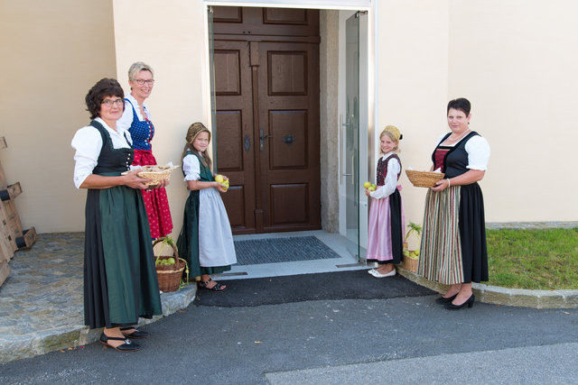 Die Frauen und Goldhaubenmädchen verteilen Brot und Äpfel bei den Ausgängen. | Foto: Foto: Josef Jungwirth