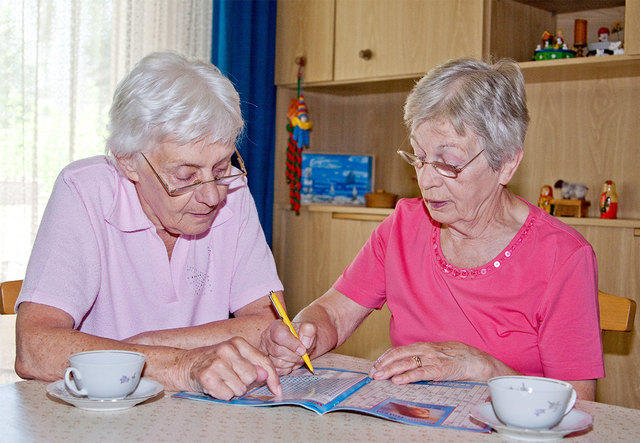 Geistige Betätigung und Freunde treffen - all das kann Alzheimer vorbeugen.