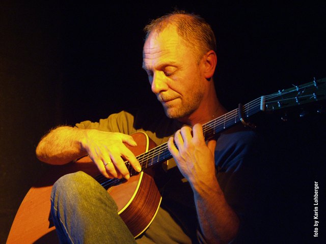 Peter Ratzenbeck ist wohl einer der genialsten Gitarre-Künstler Österreichs. Wenn er neben einer verzauberten Gitarre seine Stimme einsetzt, geschieht das nur als Untermalung.