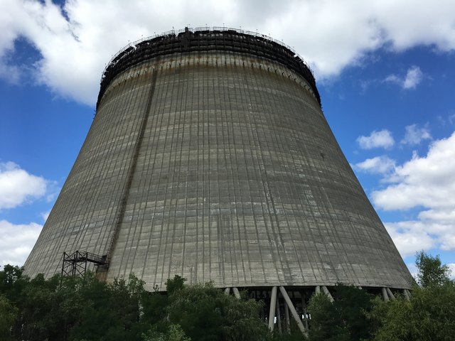 Reaktorblock 5 war 1986 fast fertig.  Er hätte im Herbst in Betrieb gehen sollen, gefolgt von Block 6, der 1986 zur Hälfte fertig war. Block 5 war der erste mit einem AKW-typischen Kühlturm, die Blöcke 1 bis 4 hatten einen Kühlkanal. | Foto: Christian Obermayr - EINFACHWERBEN