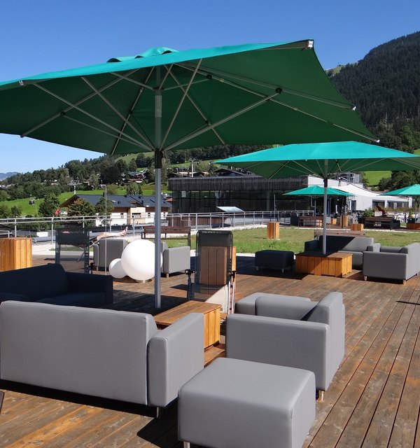 Die Panorama-Dachterrasse - seit Beginn ein beliebter Treffpunkt der Reha-Patienten - erstrahlt in neuem Glanz und lädt zum Entspannen und Genießen ein.