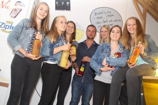 Servierten Spritzer-variationen und Spezialitäten in der „Austria 3“-Bar: Lena und Denise Haberl, Lea Hager, Franz Speiser, Theresa Fuchs, Melanie Hofmarcher und  Athena Hahn | Foto: musikkapelle-mauer.at