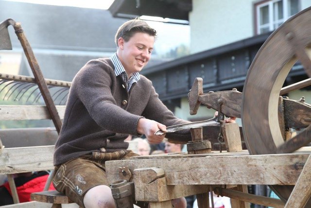 Herbert Astl von der Landjugend Mittersill-Hollersbach zeigt das traditionelle Sensen-Dongln.