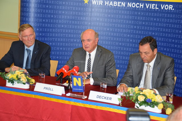 Erwin Pröll bei der Pressekonferenz: "Durch die Umfahrung von Zwettl erwarten wir um 50 Prozent weniger Verkehr durch die Stadt."