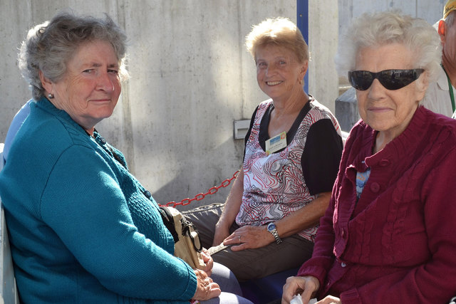 Hermine Bauer und Stefanie Ziegelwanger, Bewohnerinnen des SeneCura Sozialzentrums Pöchlarn, und ehrenamtliche Mitarbeiterin Marianne Kernstock genießen die gemütliche Stadtrundfahrt in vollen Zügen.