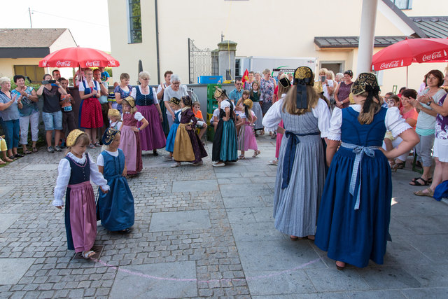Die Goldhaubenmädchen führen den Erntetanz auf. | Foto: Foto: Josef Jungwirth